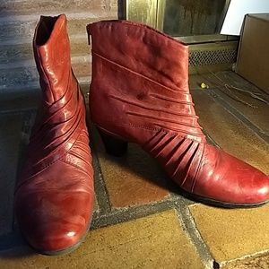 Red Cobb Hill "Shannon" wide width booties 11 W